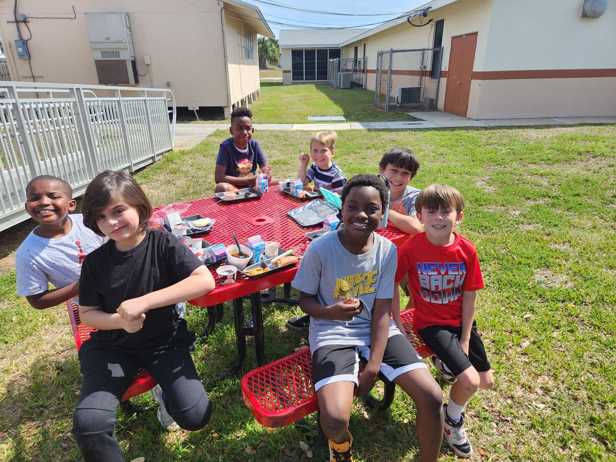 3rd grade math with <a href="/MarielHawk_/">Mariel Hawk</a> enjoyed ice cream and toppings for completing their 100% on an iReady lesson challenge!  <a href="/rjlCardinals/">RJ Longstreet Elementary</a>