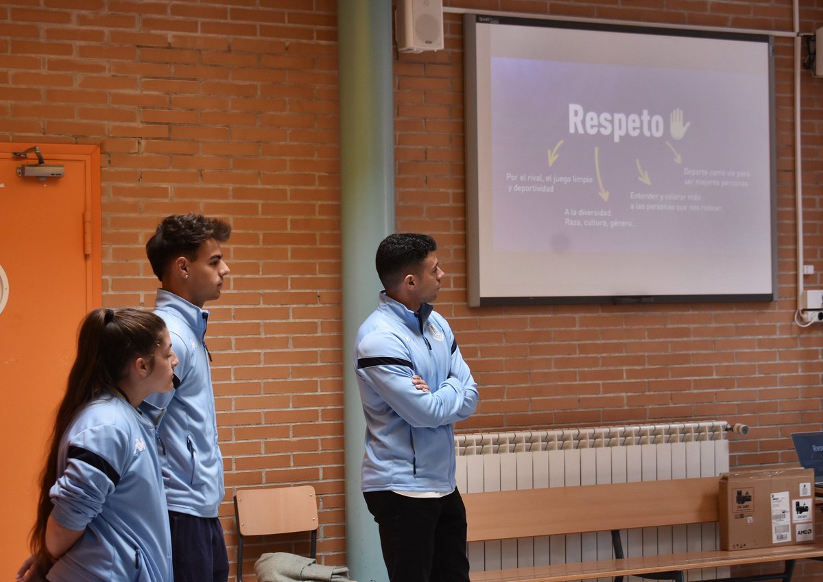 AD_Alcorcon's tweet photo. Qué ratito más agradable e interesante compartimos hoy con los pequeños del CEIP Chaves Nogales 🏫, en una nueva visita del #ProgramaValoresADA.
100 alumnos de 3º y 4º de Primaria han participado en esta charla impartida por Álvaro Bustos, Dani Cervera y Lucía Buján 👍🏼 https://t.co/JU9fKEsWoN