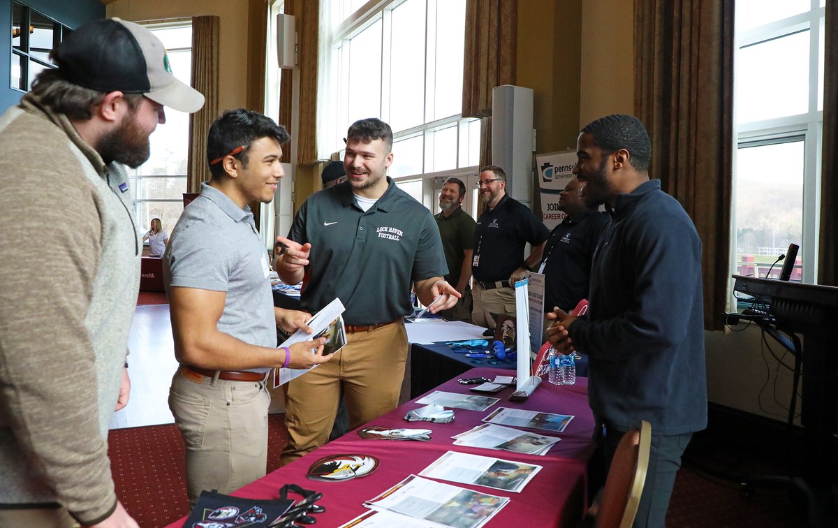 LockHavenUniv's tweet photo. Finding a career path! 🦅👔👠 Networking ✔ Connecting with employers ✔ Getting advice ✔  #ProfessionalU #LockedIn #careers #jobs 

📸➡ https://t.co/5EA4OgPN0y https://t.co/SHDTBpY0yr