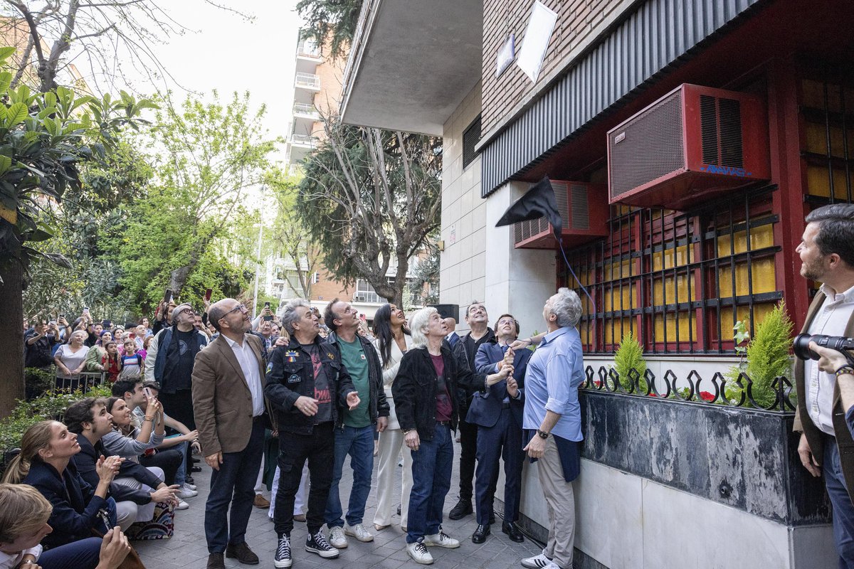 MADRID's tweet photo. Hemos homenajeado al bar #Rowland, referente musical en la ciudad 🎶

El alcalde ha descubierto la placa en la fachada del edificio donde desde hace más de cuatro décadas se ubica esta sala https://t.co/i43xHw1m5F