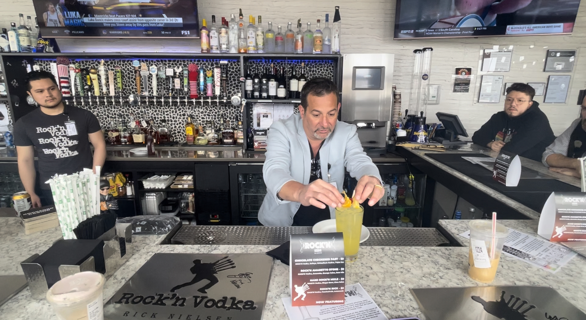 rocknvodkas's tweet photo. Great day of training at the @HRRockford! The staff here know how to have a ROCK'N time. Try the 4 new signature drinks with a souvenir in each drink @CheapTrickRick 

#hardrock #rocknvodka #training #signaturedrinks #ricknielsen https://t.co/JbCh5LBP69