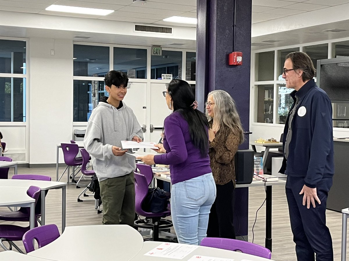 drhongnancy's tweet photo. Congratulations to all of our students who earned their DELE certification from the Ministry of Education in Spain! Students at Hoover HS in @GlendaleUSD were recognized this morning for their outstanding achievement. Great job, students &amp; thank you, teachers, for your support! https://t.co/3wJGG71dG0