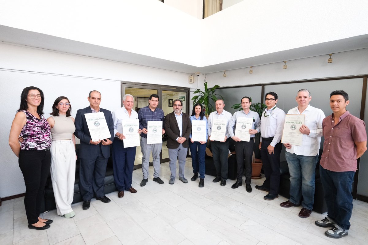 Israelgaroc's tweet image. Tuve el gusto de entregarle a 8 establecimientos la certificación del Programa de Cumplimiento Ambiental Voluntario #PCAV, que busca fomentar prácticas sustentables en los sectores productivos, reconociendo y validando que cumplen sus obligaciones ambientales.