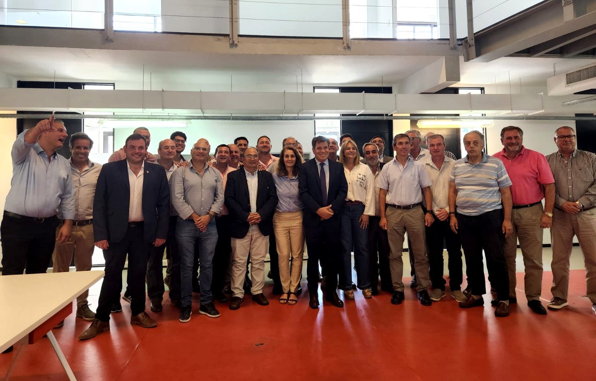 vivianadirolli's tweet photo. Acompañamos a @ManesF en la reunión con intendentes radicales de la provincia de Buenos Aires. Se analizó la situación económica y social del país. https://t.co/Xl03nfeoE7