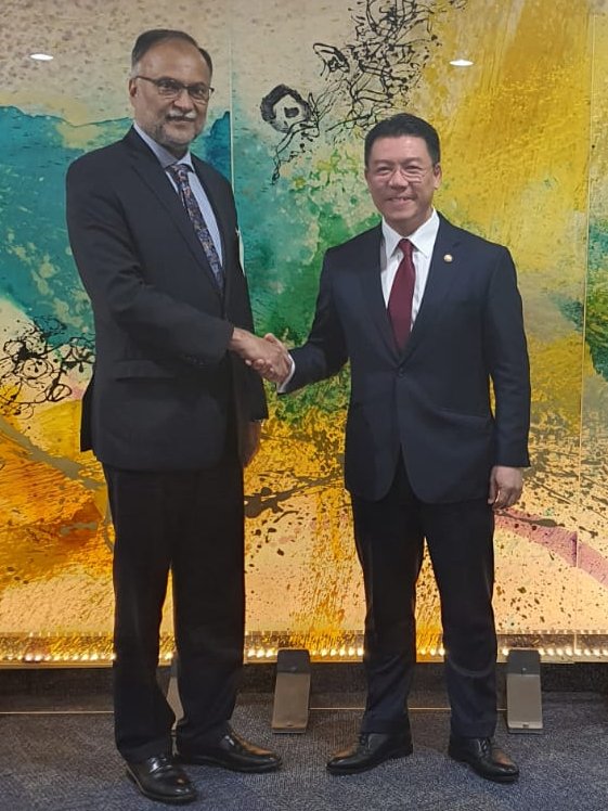 PakistanSDGs's tweet image. @betterpakistan represented #Pakistan at the #APFSD2023 oragnised by @UNESCAP. He apprised the audience on the climate change, recent crisis &amp;amp; how did Pakistan cope with the crisis. He had bilateral meetings with Executive Secretary @UNESCAP &amp;amp; Ministers of Malaysia and Sri Lanka