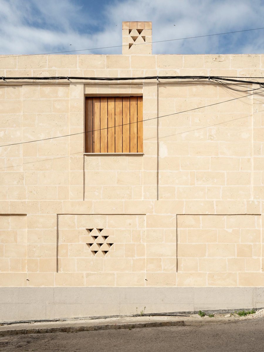 arquitect_viva's tweet photo. Can Guillem i na Cati, Montuïri. Mallorca
TEd’A arquitectes
La casa —colocada en el sentido longitudinal del solar— y el patio son complementarios; gracias a esta distribución, se libera un patio-calle entre la nueva construcción y la residencia contigua.
https://t.co/nKLTJWnFDH https://t.co/oQYvqbIdY0