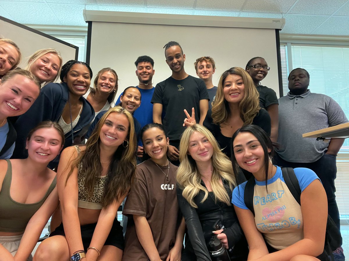 Muy excited to have Abel &amp; Malkam joining my broadcast classes today 😎They are German students from the <a href="/RIASBerlin/">RIAS Berlin</a> fellowship program learning more about how Americans train to become broadcast journalists and about the political divisions in the country. Bienvenidos a Tucson!