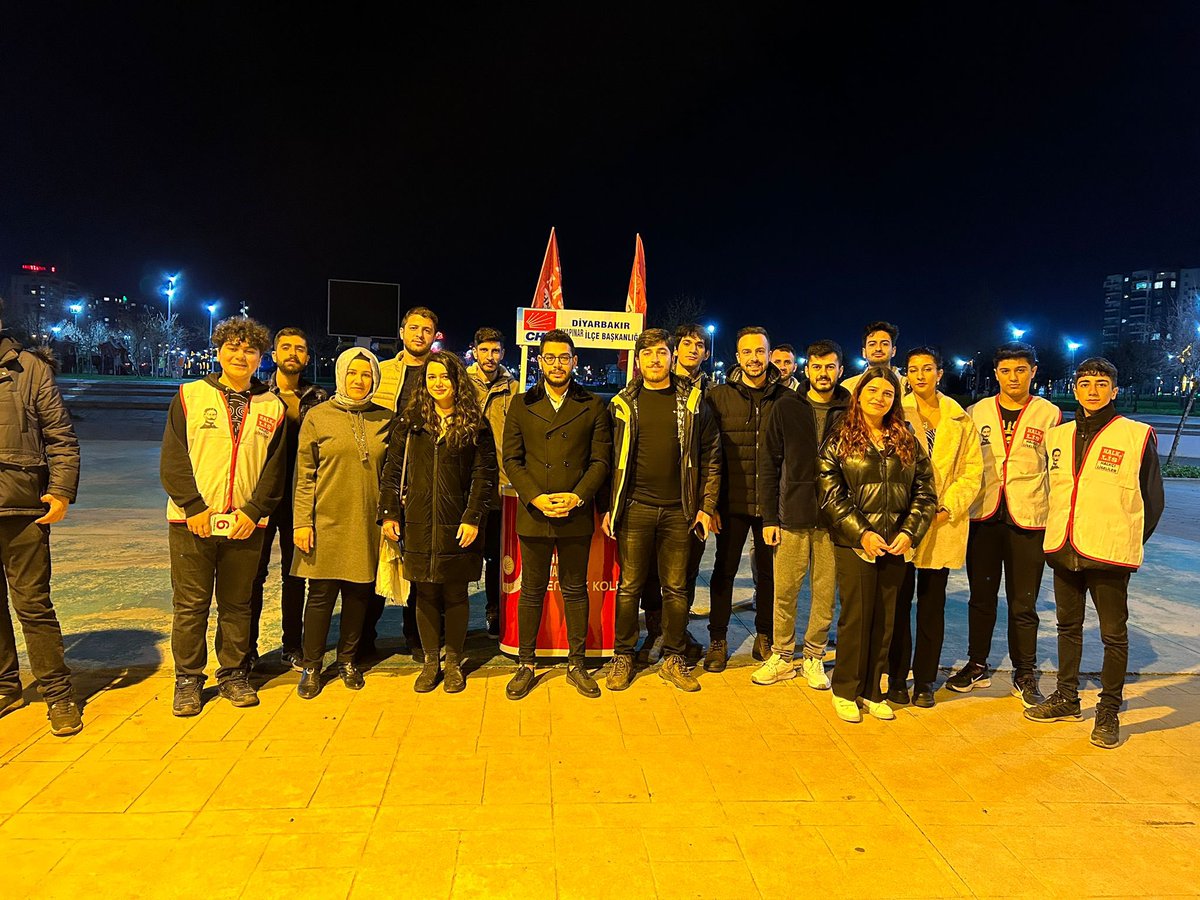 chpgencdyb's tweet photo. İl Gençlik Kolları Başkanı @Muhammedbaysll ve yönetimi, Kayapınar Gençlik Kolları Örgütümüz ve HALKLİS Örgütümüzle beraber iftar sonrası stant çalışmamızı gerçekleştirildik. #sanasöz baharlar gelecek 🌸 https://t.co/UHwgAzRv0I