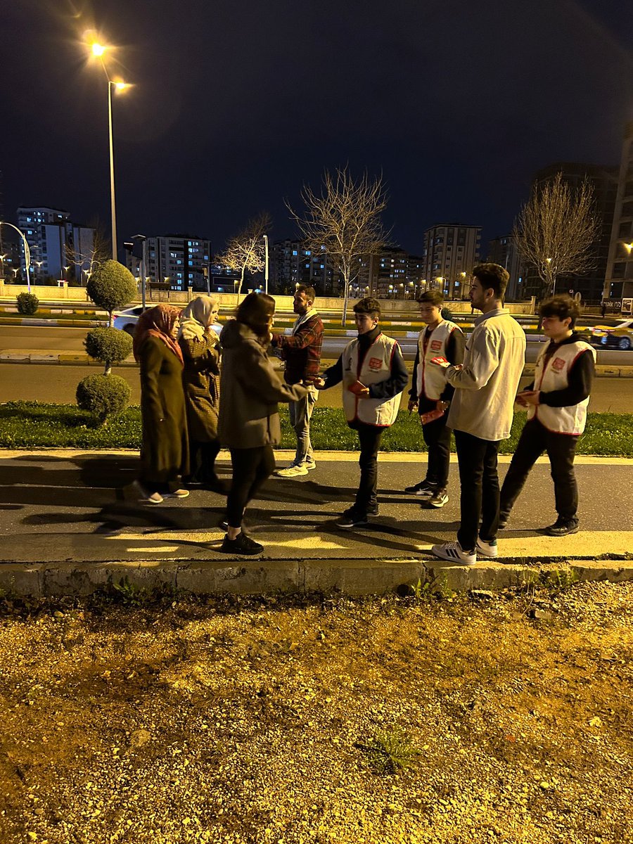 chpgencdyb's tweet photo. İl Gençlik Kolları Başkanı @Muhammedbaysll ve yönetimi, Kayapınar Gençlik Kolları Örgütümüz ve HALKLİS Örgütümüzle beraber iftar sonrası stant çalışmamızı gerçekleştirildik. #sanasöz baharlar gelecek 🌸 https://t.co/UHwgAzRv0I