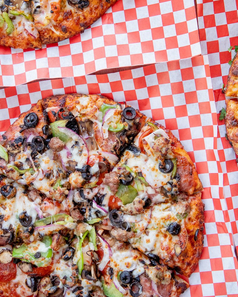 currypizzahouse's tweet photo. Loaded with classic toppings, you can never go wrong with everyone's favorite pie, the Classic Combo. 🍕 This is your sign to order American-flavored pies at your local #CurryPizzaHouse. #DailyPizza #PizzaLover #PizzaFreak https://t.co/TDNbQ2oXI6
