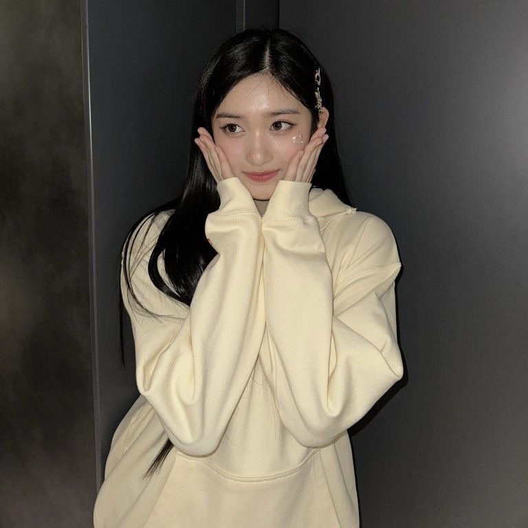 brforyeji's tweet photo. • gaeul or leeseo https://t.co/o6e27zaXq7