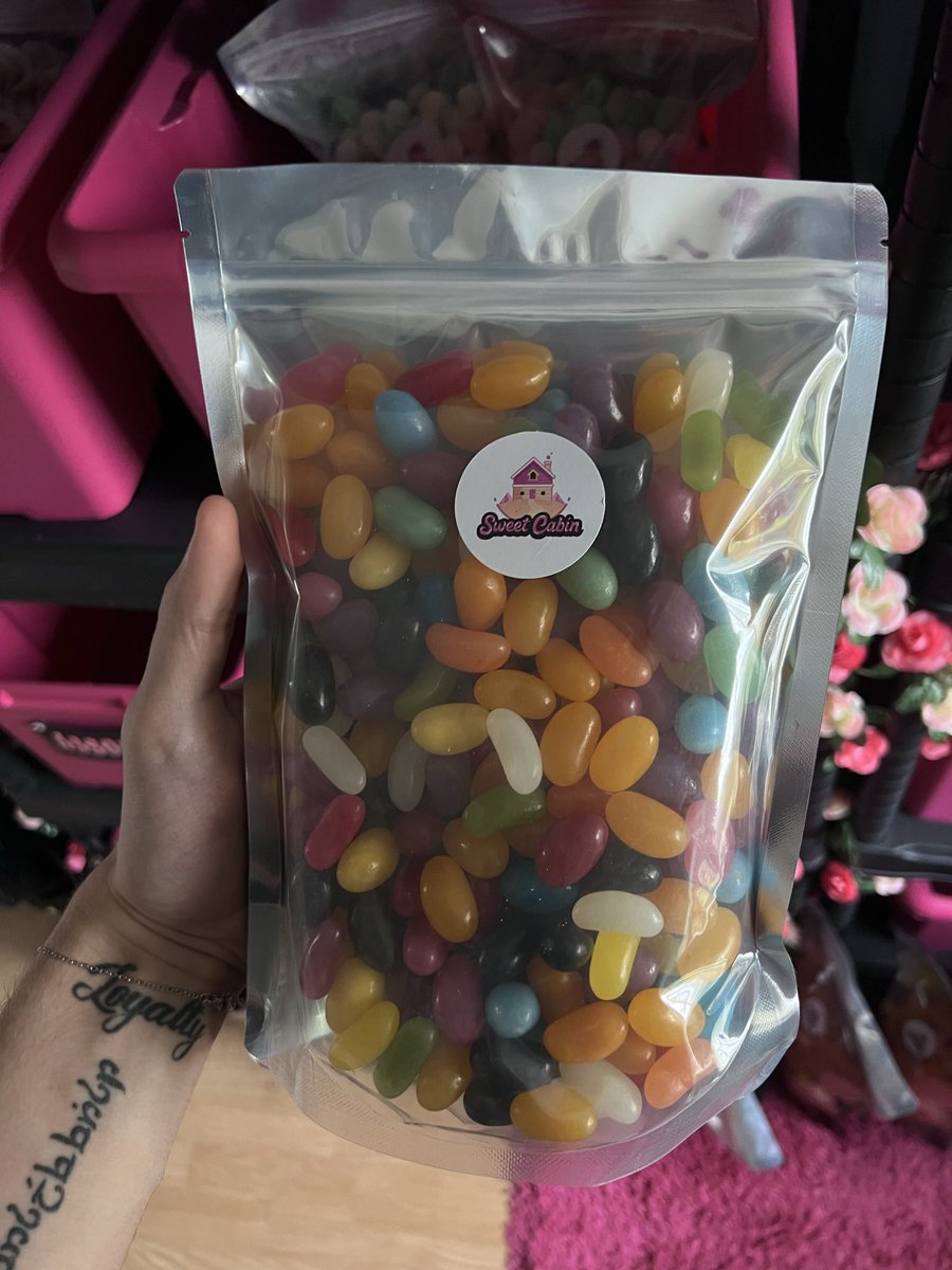 let’s giveaway a 1kg bag of our jellybean mix 👀

to enter:
- follow <a href="/SweetCabinUK/">Sweet Cabin 🍬</a> 
- like this tweet

easy as that 🍬