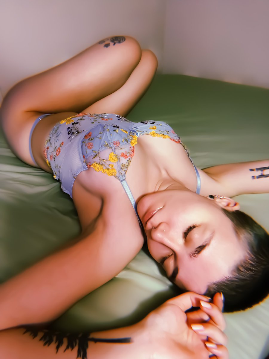 Filomenastar's tweet photo. @PTQbackup 🌸 FREE OnlyFans 🌸 

🍄tattoos/pierced busty 21 F 🍄

🌟 instant access to hundreds of vids and pics 🌟

https://t.co/lPokqTdstC https://t.co/E1hHbVEMqA