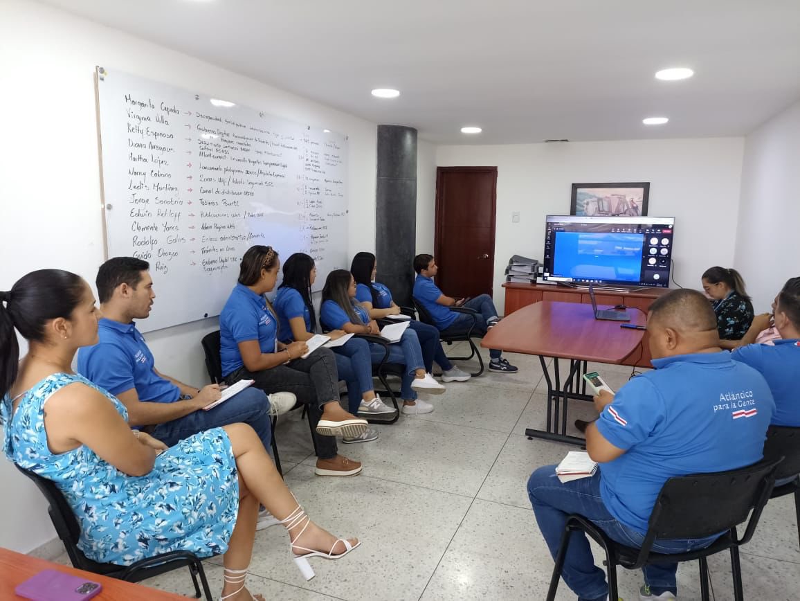 AtlanticoTIC's tweet photo. Funcionarios de la Secretaría TIC, recibieron una capacitación por parte del Instituto Nacional para Ciegos (INCI) con el fin de tener en cuenta los aspectos inclusivos para que las personas con discapacidad visual, pueda hacer uso de la página web de la Gobernación. https://t.co/VIwzqXEXhD