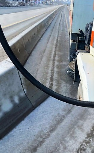 EmconSelkirk's tweet photo. Sweeping in #GoldenBC continues
This is a cool point of view while sweeping guardrails
Sweeping the left over winter abrasives is a pretty good indication #spring has sprung
Remember to #slowdown in #ConeZoneBC
Help keep our road side workers #safe
#EssentialServices4u https://t.co/olO9jnGt62