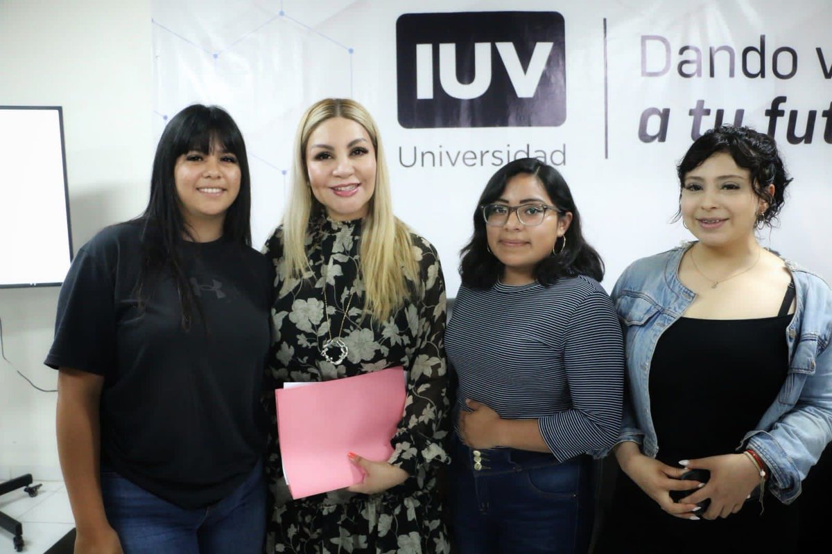 Tanis_Vas's tweet photo. El día de ayer, sostuve una charla con jóvenes del @IUVUniversidad, en donde platicamos sobre la violencia política contra las mujeres en razón de género, ello, con el fin de identificarla, sancionarla y erradicarla.

Agradezco al rector @ayatzing por la invitación. https://t.co/nDF1CbtaUY