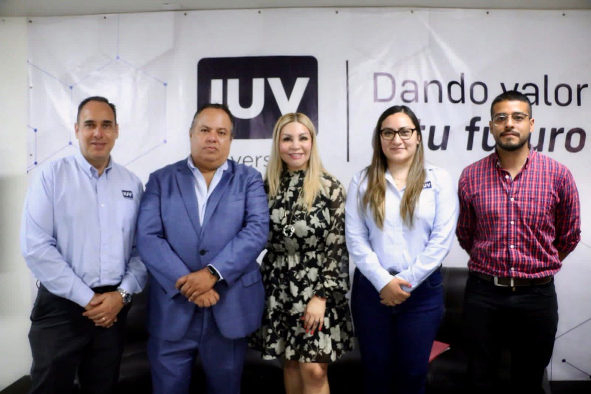 Tanis_Vas's tweet photo. El día de ayer, sostuve una charla con jóvenes del @IUVUniversidad, en donde platicamos sobre la violencia política contra las mujeres en razón de género, ello, con el fin de identificarla, sancionarla y erradicarla.

Agradezco al rector @ayatzing por la invitación. https://t.co/nDF1CbtaUY