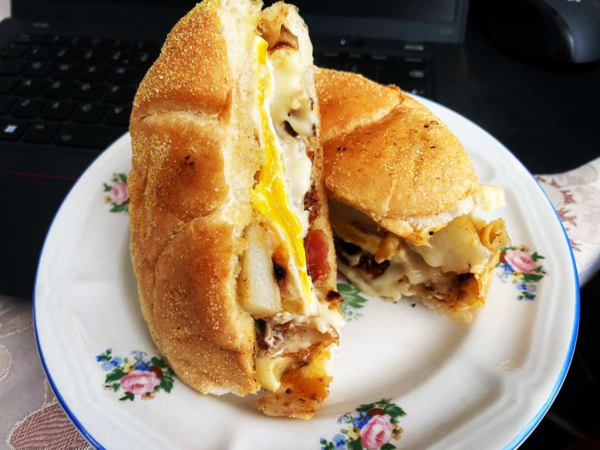 SmearedApron's tweet photo. Muffin tops! Let’s get into this delicious work lunch bacon, egg, fried onions, home fries, cheese on a hard roll😋!! 

#sandwiched #smearedapron #dontcrowdme #fooding #eating #foodie #meals #food #eatme #issasnack #snacking #plateme #sogood #londoneats #foodporn #allthingsfood https://t.co/2qmVjFLIER