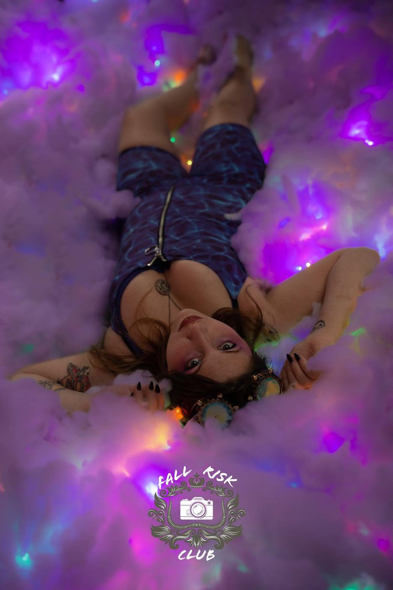 crypticweeb13's tweet photo. Life in the clouds is so much better than on the ground 💫🌥🌬

#photograghy #model #cloud #steampunk #dreamy https://t.co/LEUyj7EfOP