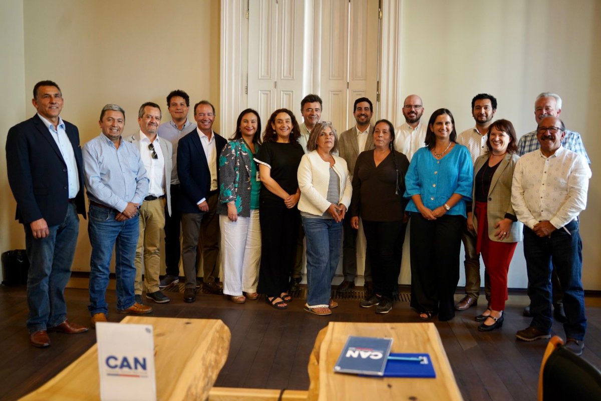 INDAP_Chile's tweet photo. En esta reunión del CAN de INDAP para dar inicio a su conformación y trabajo se eligió a su presidencia que quedó de manera compartida en manos de las Organizaciones Campesinas: Asumen Orlando Contreras de #Mucech y Sonia Sagredo de la #ConfederaciónRanquil Buen trabajo👏! https://t.co/5jy9yG1CDW