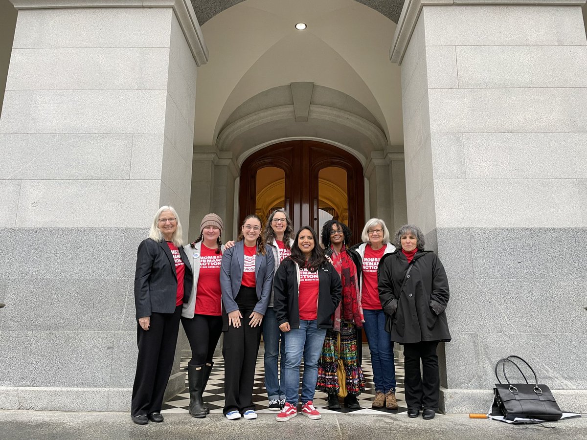 We traveled from all over California to be here at the Capitol to support @MomsDemand priority legislation. Let’s go, #CALeg and pass #SB2 #AB1089 #SB838 
 #MomsAreEverywhere