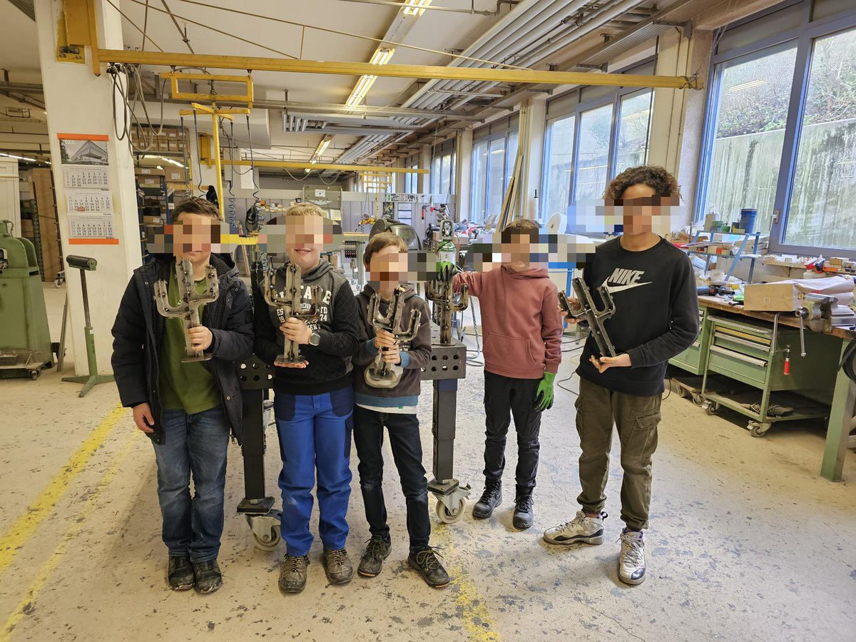 DianaGutjahr1's tweet photo. Machen ist wie Wollen, nur krasser! Wir - Ernst Fischer AG - sind also „krasser“ 🤩 weil wir das Interesse für Mint-Berufe aktiv „machen“ und nicht nur einfach darüber reden „wollen“. Danke dem Team. #MINTberuf #ferienpass #ernstfischerag #dualeberufsbildung #metallbauer https://t.co/e3TcjwZaZW