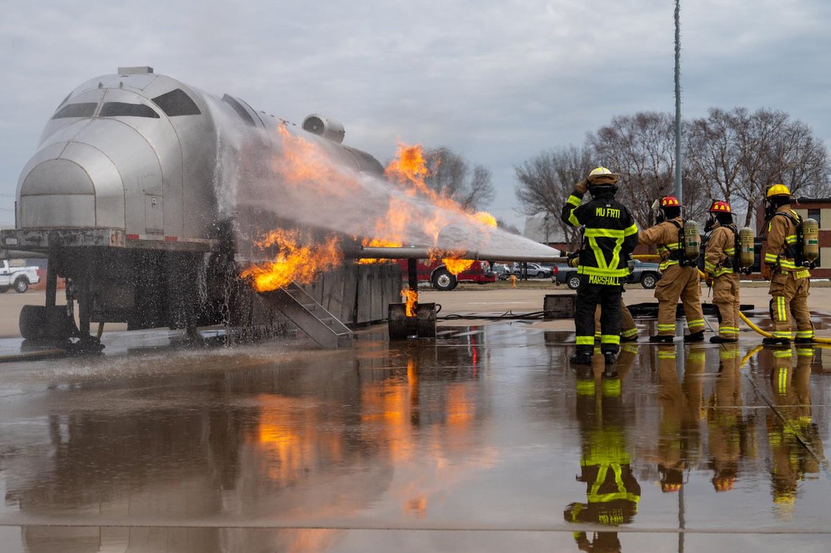 AirMobilityCmd's tweet image. Don't worry mom, it's all under control! 

@usairforce AMC firefighters practiced responding to live fire simulations. Their training prepares them to deal with anything from hazardous materials, to aircraft fires, to forcible entry and basic emergency medical care. 

#ReadyAF