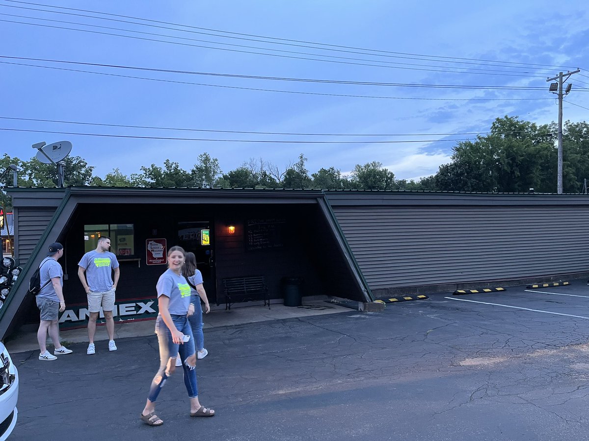 DivesOfWI's tweet image. 🚨Matchup (7/8) in Round 2🚨

(7) Hosed on Brady, Milwaukee

v. 

(10) The Annex, Platteville

VOTE in the poll below AND quote this tweet with your favorite for an extra two votes!