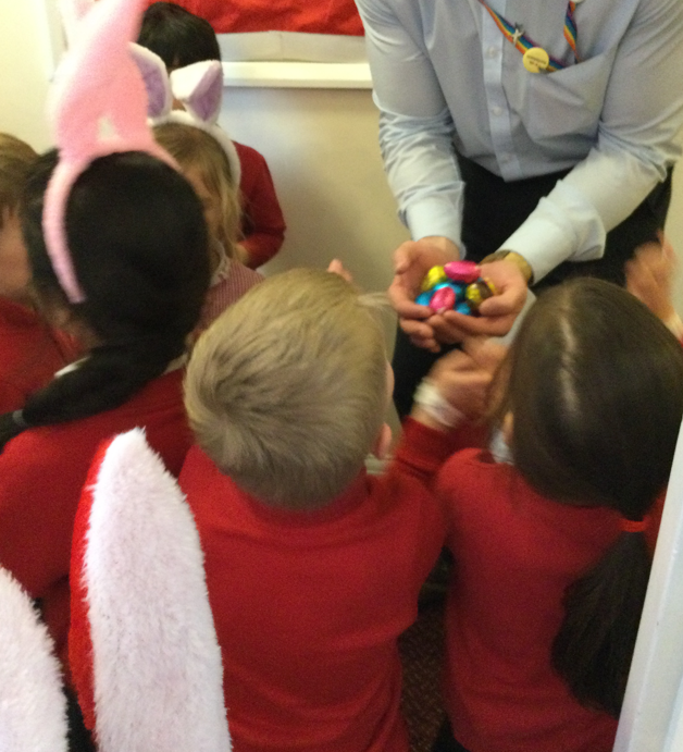 FVA_EYFS's tweet photo. Another wonderful visit to AbleCare Home ♥️ The children were very excited to participate in spring theme activities and an egg hunt. Everyone had a wonderful time 🌸 @Cabotfederation  @frome_vale #EYFS https://t.co/JDLjmG45Fz