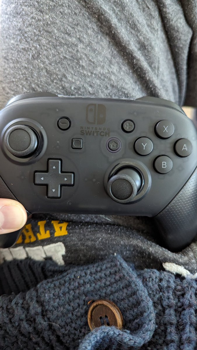 plaguz87's tweet photo. @HPinder500 @AmazonUK @NintendoUK @NintendoEurope Fake pro switch controller https://t.co/kHpq5WRQ1F