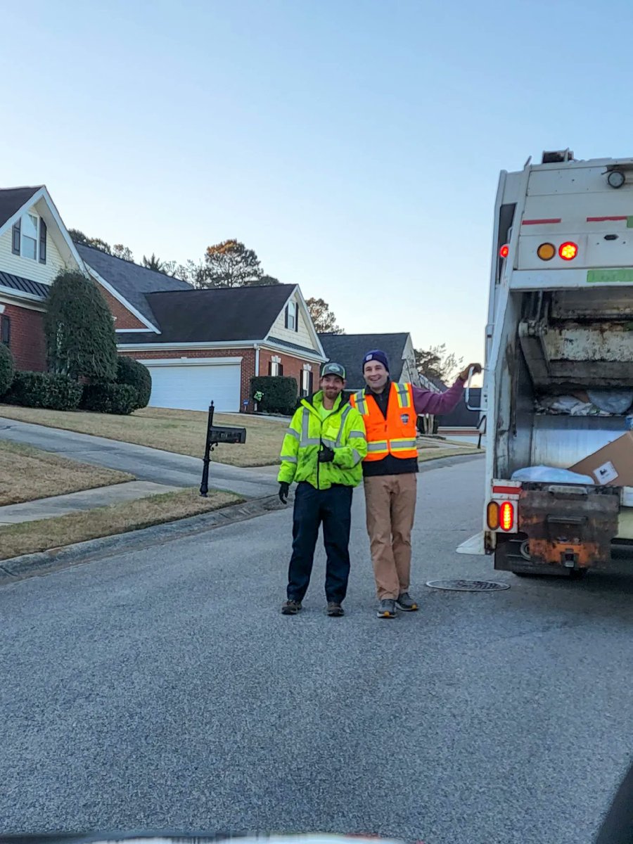 RALINassociates's tweet photo. RaLin employees will spend several days this month working with the City of Carrollton sanitation crew. Action shots of our Round 1 volunteers 🙌🏻 

#RaLin #BuildUpCommuinty #CityofCarrollton #CarrolltonGa #westga https://t.co/n7gXhGsXBg
