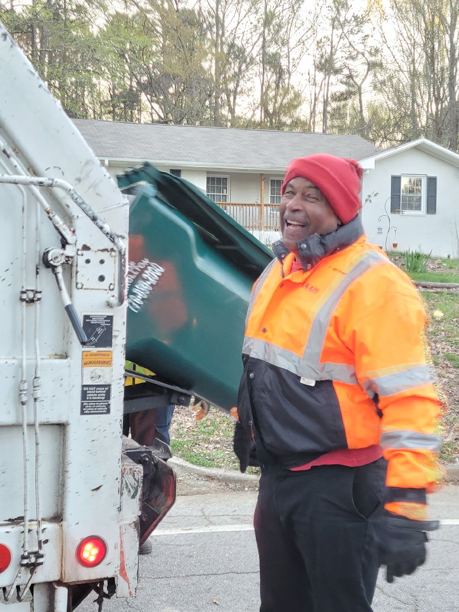 RALINassociates's tweet photo. RaLin employees will spend several days this month working with the City of Carrollton sanitation crew. Action shots of our Round 1 volunteers 🙌🏻 

#RaLin #BuildUpCommuinty #CityofCarrollton #CarrolltonGa #westga https://t.co/n7gXhGsXBg