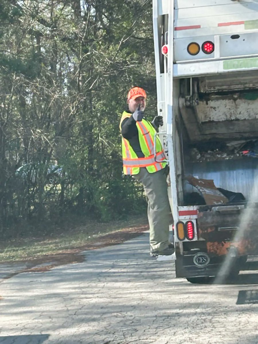 RALINassociates's tweet photo. RaLin employees will spend several days this month working with the City of Carrollton sanitation crew. Action shots of our Round 1 volunteers 🙌🏻 

#RaLin #BuildUpCommuinty #CityofCarrollton #CarrolltonGa #westga https://t.co/n7gXhGsXBg