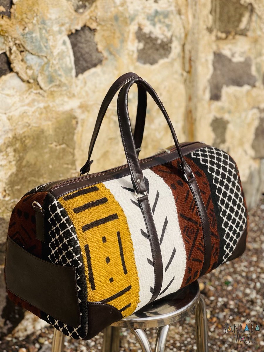 sankara_sen's tweet photo. Emportez vos essentiels pour le week-end, et rassemblez le tout dans un sac de voyage 🧳 en Ndiakhass Bogolan 🇲🇱
💯 made in Senegal 🇸🇳
🏷 : 45 000cfa https://t.co/6ZZMhbRMU0