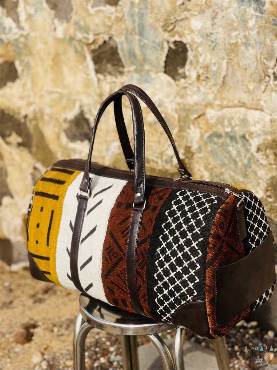 sankara_sen's tweet photo. Emportez vos essentiels pour le week-end, et rassemblez le tout dans un sac de voyage 🧳 en Ndiakhass Bogolan 🇲🇱
💯 made in Senegal 🇸🇳
🏷 : 45 000cfa https://t.co/6ZZMhbRMU0