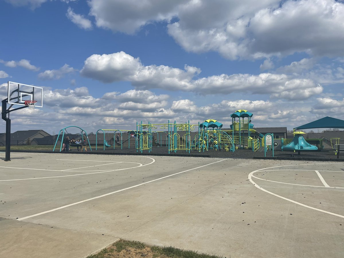 Enjoying some extra recess on this beautiful day for EXCELLENT behavior during our 3 days with a sub last week, and during the fire drill today! 💛☀️ <a href="/MrsDarnell_CTE/">Lori Darnell</a>  <a href="/MrsWillis_CTE/">Amanda Willis</a>