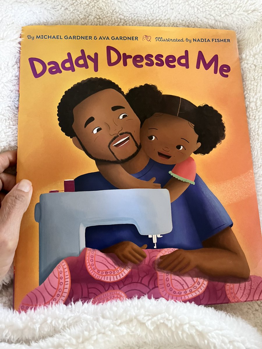 Joyous book birthday to DADDY DRESSED ME! Adore these illustrations by @ariadelsole 🤩💜🎊
#pubday congrats to @Daddydressed @SimonKIDS #PictureBookArt