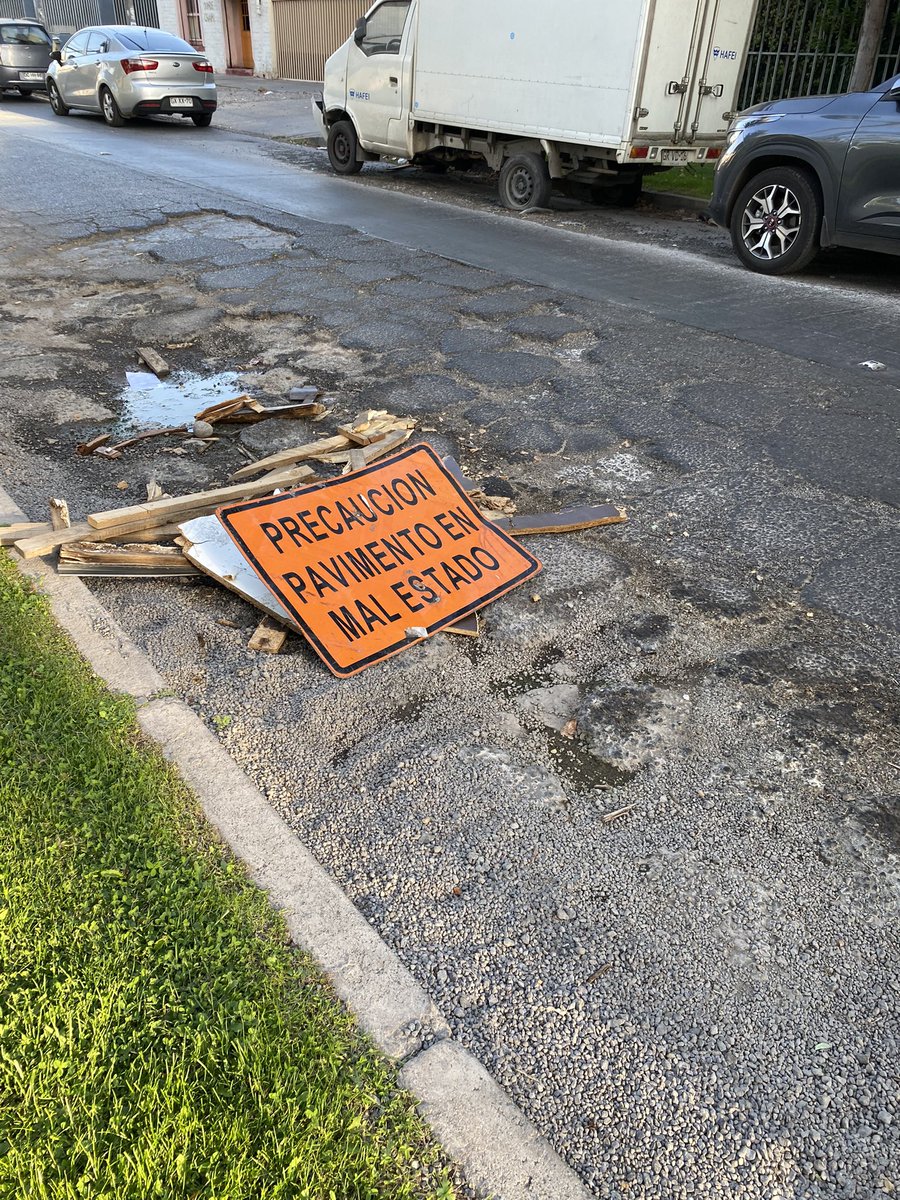 NelsonGuzmanxx's tweet photo. @SanMiguel_CL @carlosmontestwt @Minvu @erikamartinez_o Buena!!! ahora como llegan si las calles en la comuna estan asi hace meses, me imagino como van a quedar con los camiones durante la etapa de construccion Dios nos libre @SanMiguel_CL mas de 4 meses y no parchan el hoyo esperando un accidente fatal para actuar y salir en TV https://t.co/hiuVD2y2O2