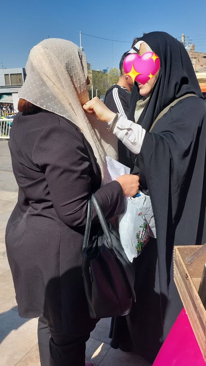 حالا یه کم زیبایی ببینید❤️
تو ایام عید که خیلیا کنار خانواده‌ها و دنبال عید دیدنی‌هاشون هستن ..
یه جاهایی و یه آدمایی هستن که خودشونو وقف امام زمان و جامعه شون کردن .. همونایی که معتقدن سوراخ کشتی یه امر شخصی نیست! بلکه همه سرنشینان رو غرق می‌کنه 
#امر_به_معروف
#حجاب
