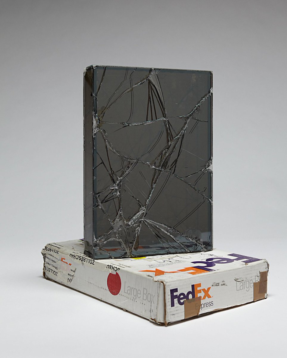Luis_pastor's tweet photo. Ostras que OBRAZA DE ARTE acabo de ver, de verdad que me ha flipado.
Esta es la FEDEX series de Walead Beshty.
De qué va? Me alegro que preguntes.
Enviaba cajas de cristal del tamaño del paquete por toda América y exhibía el resultado, lo hizo de 2007 a 2014. https://t.co/BbCFxhLW3I