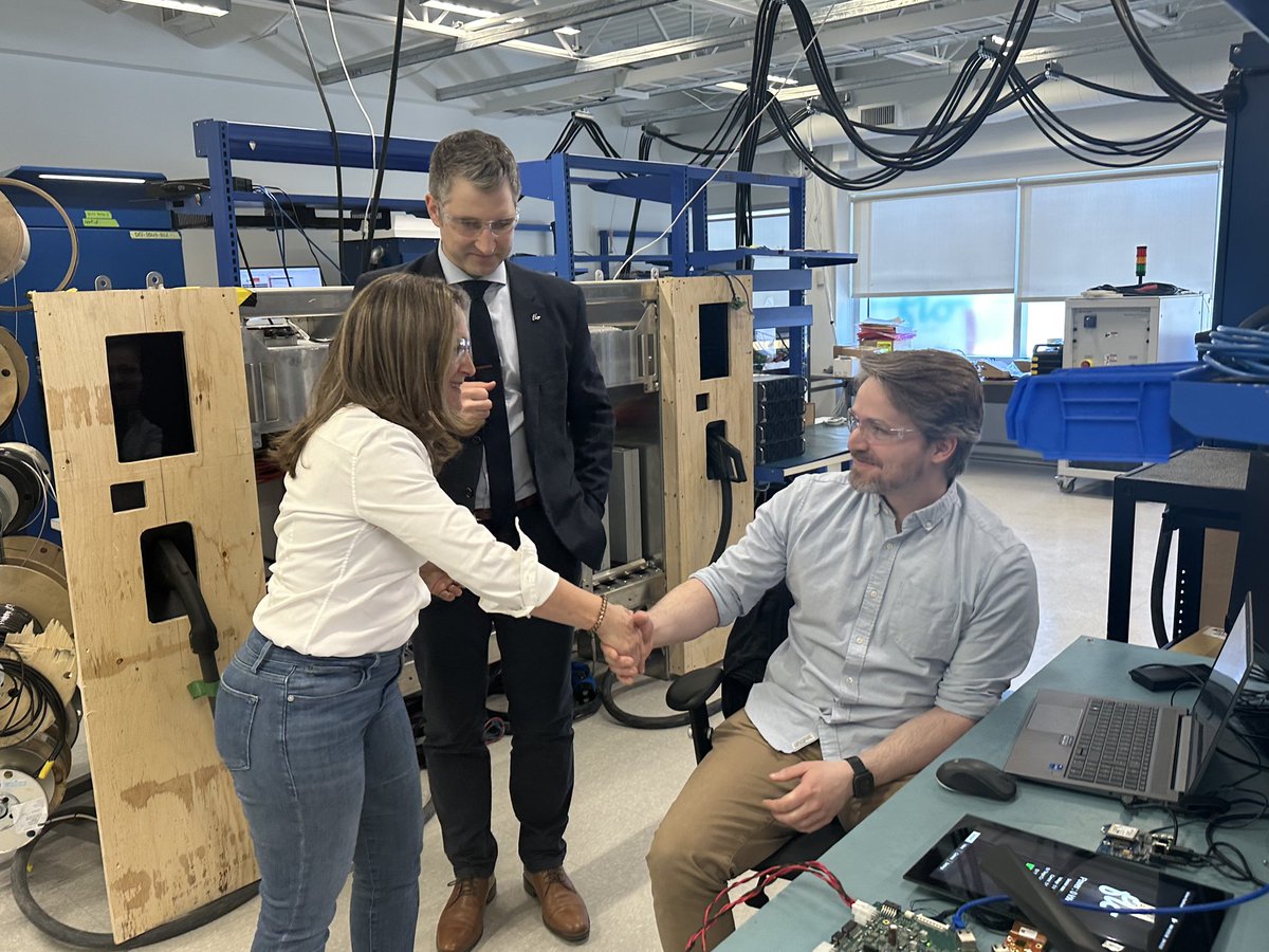 Léonard, développeur de logiciels à Québec, qui code des bornes de recharge utilisées de San Diego, en Californie, à Happy Valley-Goose Bay, à Terre-Neuve-et-Labrador.