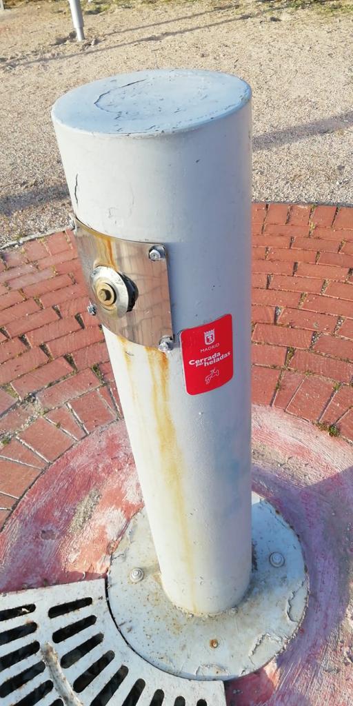 AVLaUnion's tweet photo. Fuentes del carril bici a su paso por #Hortaleza sin grifo y sin agua por "heladas"
Bastante surrealista a 28 de marzo...
@MADRID
@JMDHortaleza
@Lineamadrid
Silicitamos arreglo y puesta en marcha.
Gracias
#SYRLM https://t.co/1VrK1zIraJ