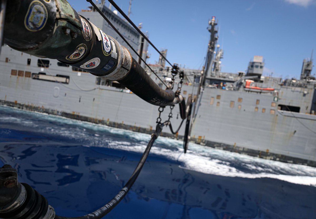📍 South China Sea
USNS Wally Schirra (T-AKE 8) recently conducted an underway replenishment with #USSChungHoon (DDG 93) and #USSMilius (DDG 69). The ships are currently operating in the #US7thFleet area.
📸MC1 Greg Johnson
#FreeandopenIndoPacific 
#USNavy 
@SurfaceWarriors