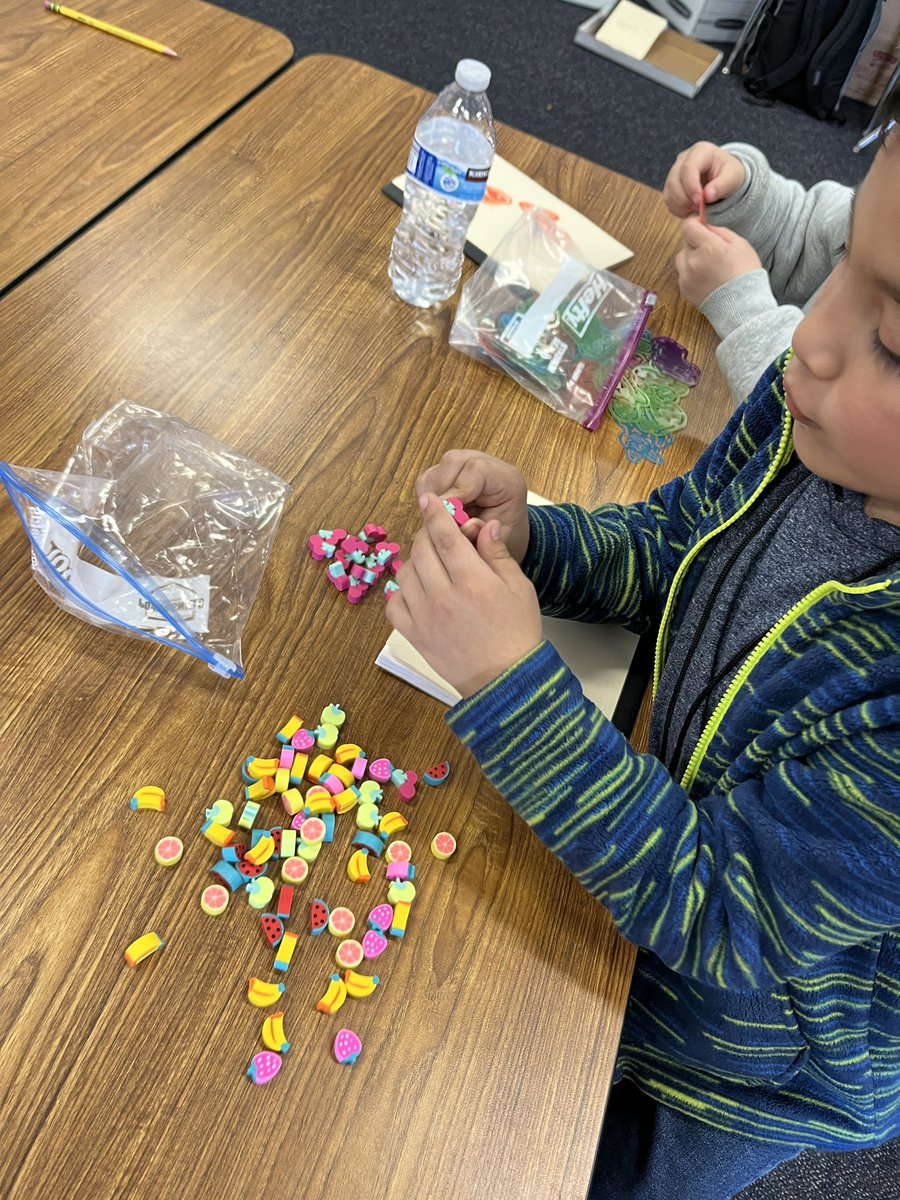 tatisilva1007's tweet image. These first graders are practicing their counting skills with #CountingCollections during Spring Learning @RowlandSchools #WeAreRUSD