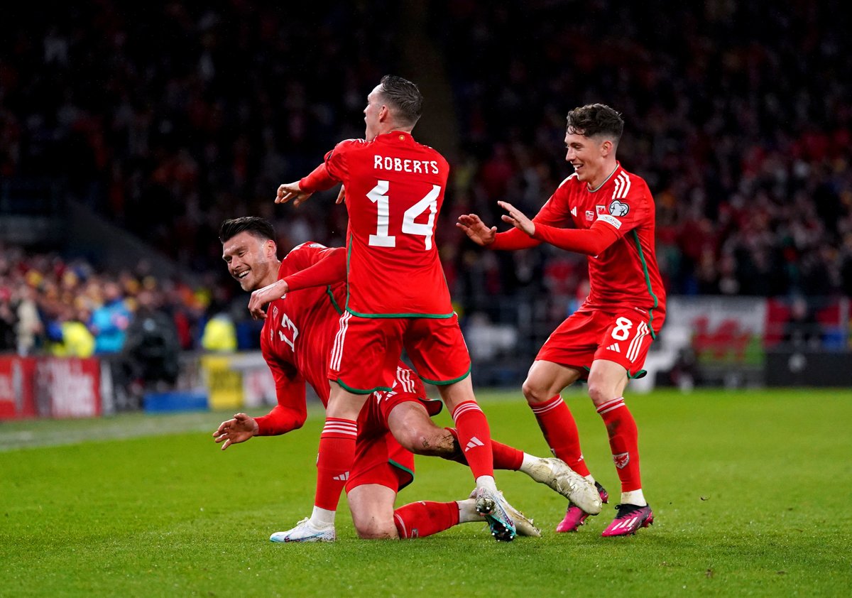 MailSport's tweet photo. FULL-TIME β²οΈ
π΄σ §σ ’σ ·σ ¬σ ³σ Ώ Wales 1-0 Latvia π±π»
A header from Kieffer Moore is enough to give Wales victory over Latvia!
#CYMLAT https://t.co/UPBFrNJw13 https://t.co/gBpMV6CRtG