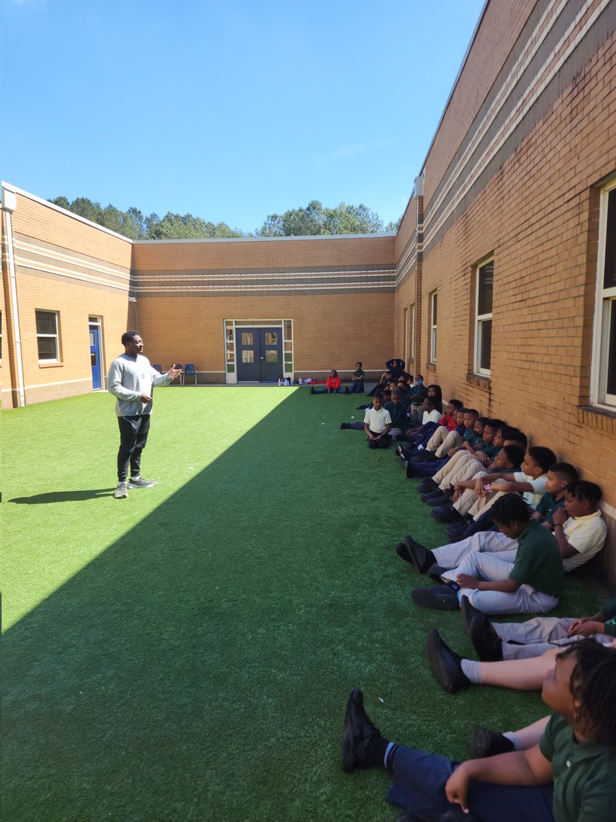 678soca1's tweet photo. Had my scholar athlete talk to the students about the importance of staying focused! @JameerAlves #heart#2 #futureforensicscientist https://t.co/cOgnhirS6e