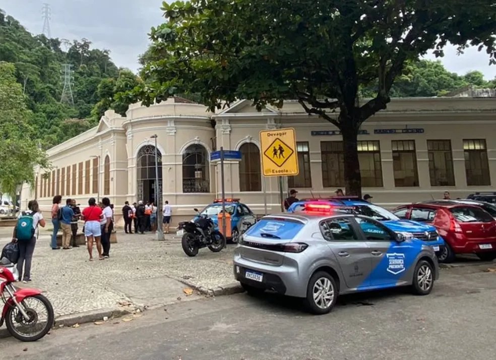 Brasil_fofoca1's tweet photo. 🚨 CRIME 🚨

Um dia após o atentado em escola de São Paulo, aluno tenta esfaquear colegas no Rio de Janeiro. 

Com ferimentos na cabeça, o aluno que atentou foi imobilizado e encaminhado à um Hospital.

#crime #atentado #escola #Noticias #fofoca https://t.co/x1nYCMEyuJ