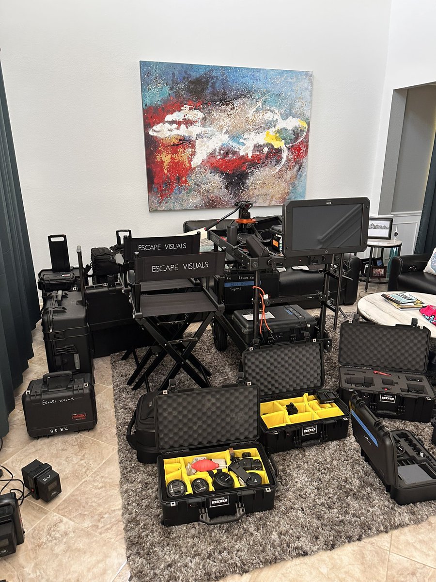 EscapeVisuals's tweet image. Packing up after some fun interviews !