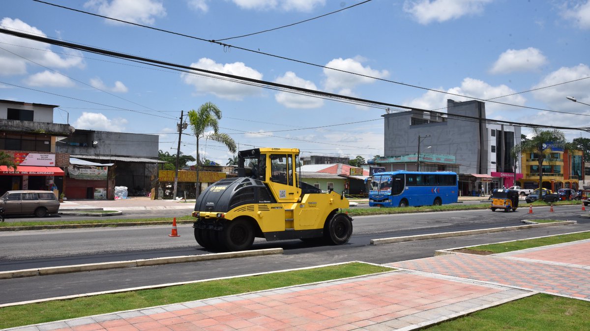 DonDavidAlava's tweet photo. Colorida y elegante está quedando nuestra avenida principal, al momento la constructora trabaja en el asfaltado del área de ciclovía que comprende la obra de #RegeneraciónUrbana #LaConcordia https://t.co/15xrcZzbV5