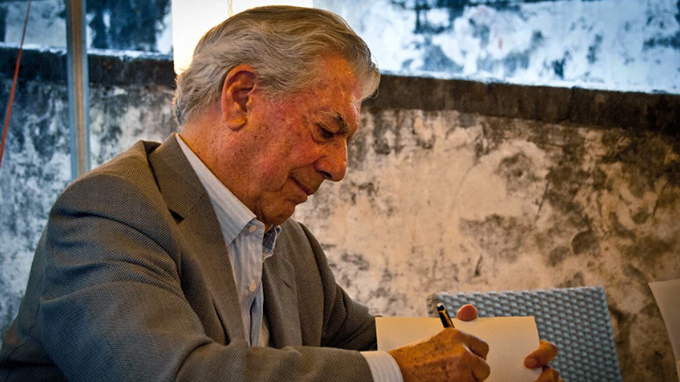 🗣️ "El líder tiene que estar dispuesto a sacrificar su interés personal en aras de la causa que defiende".

Sabias palabras de Mario Vargas Llosa, quien hoy cumpleaños 87 años. 

Uno de los 📜 escritores más grandes de nuestra época, así como ser un defensor de la libertad.